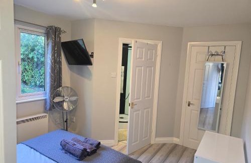 Aldermaston Wharf Appartement | The Reading chalet with gardens and koi pond