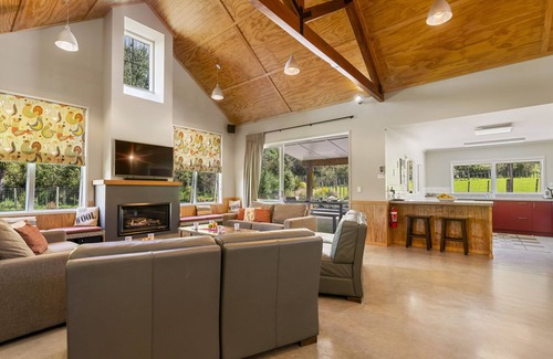 Lake Okareka Maison | The Red Barn - Lake Okareka Holiday Home