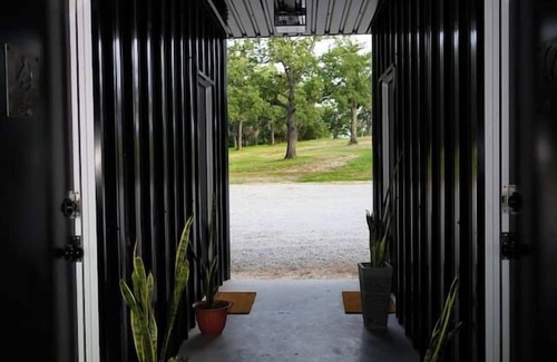Alvord Maison | The Red Bird | Treehouse Stay + Pickleball Court