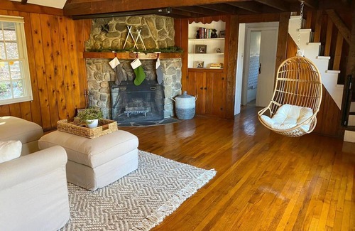 Lake Mohawk Maison | The Red Door Cabin at Lake Mohawk