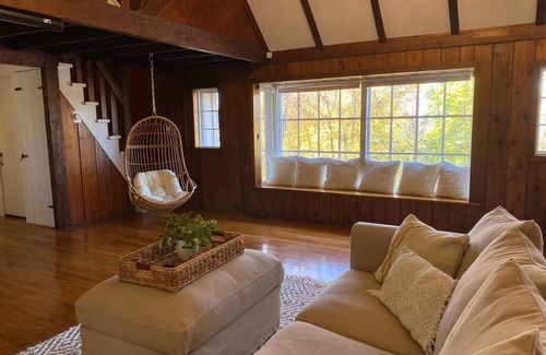 Lake Mohawk Maison | The Red Door Cabin at Lake Mohawk