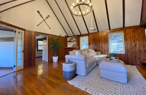 Lake Mohawk Maison | The Red Door Cabin at Lake Mohawk