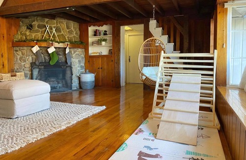 Lake Mohawk Maison | The Red Door Cabin at Lake Mohawk