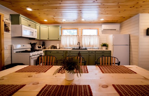 Inlet Cottage | Chalet privé niché entre de grands pins près du cœur des Adirondacks