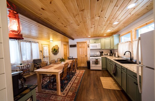 Inlet Cottage | Chalet privé niché entre de grands pins près du cœur des Adirondacks