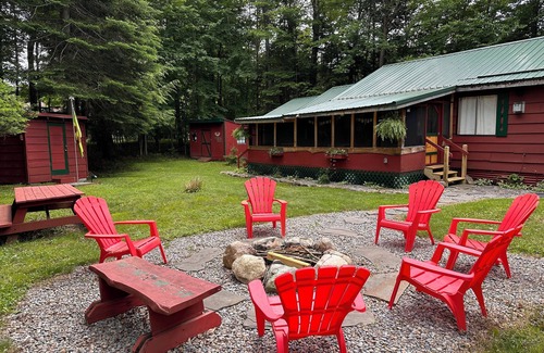 Inlet Cottage | Chalet privé niché entre de grands pins près du cœur des Adirondacks
