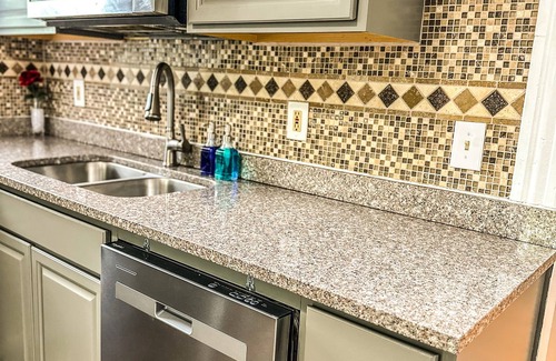 Albany Maison | "The Red House" 4 Bedroom/Sleeps 8 in the heart of Albany NY