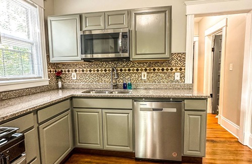 Albany Maison | "The Red House" 4 Bedroom/Sleeps 8 in the heart of Albany NY