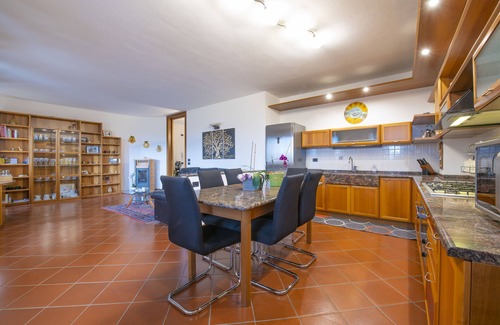 Bardolino Maison | The Red House - between lake and mountain