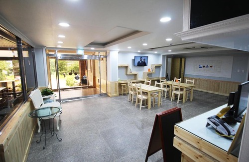 Sokcho Hôtel | The Red House