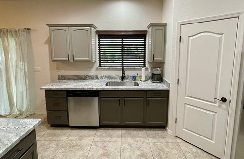 Desert View Village Maison | The Redbird, Dog-friendly Gem in Cave Creek