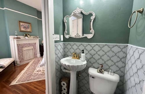 Guthrie Appartement | The Redbud Room at The Judges Chambers