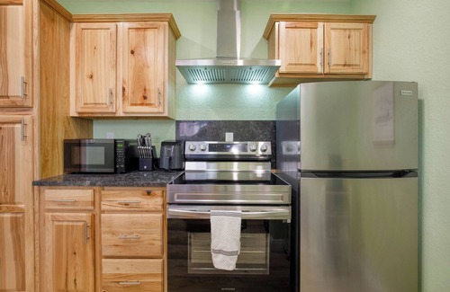 Twin Falls Maison | The Restful Retreat: King & Queen, large yard & covered deck, pet friendly!
