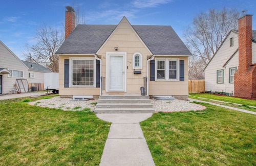 Twin Falls Maison | The Restful Retreat: King & Queen, large yard & covered deck, pet friendly!