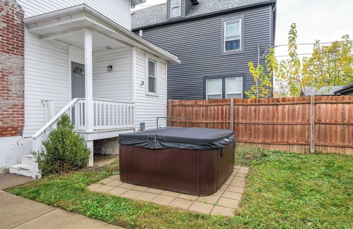 Livingston Park Maison | The Restful Roost w Hot Tub