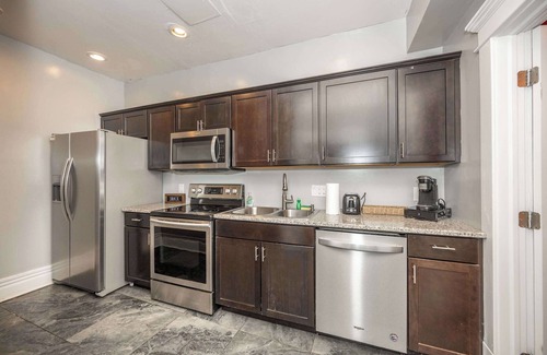 Livingston Park Maison | The Restful Roost w Hot Tub