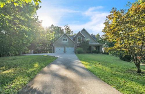 Wildwood Maison | The Retreat at Wildwood - Hot Tub Theater & Deck