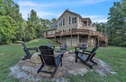 Wildwood Maison | The Retreat at Wildwood - Hot Tub Theater & Deck