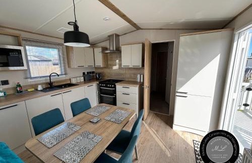 Chapel Saint Leonards Appartement | The Retreat 16 - pet friendly, WiFi, and a bath - Golden Palm Resort - Meadow Lakes Caravan & Lodge Hire