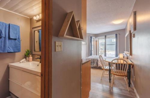 Big White Ski Resort Appartement | The Ridge Ski-In Ski-Out Condo with Free Parking