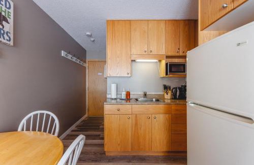 Big White Ski Resort Appartement | The Ridge Ski-In Ski-Out Condo with Free Parking