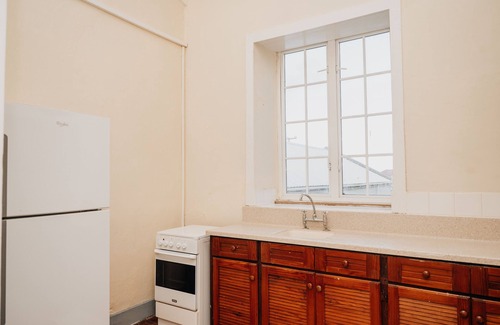 Sargeant Street Appartement | The Rio Pongas a two bedroom flat quaint abode suitable for reflection.Mission.