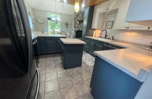 Squaw Lake Station Balnéaire | The River Condos Hot Tub Fireplace Family & Pet Friendly River Front 2 to 6 bedroom condos dock