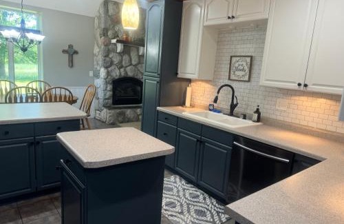 Squaw Lake Station Balnéaire | The River Condos Hot Tub Fireplace Family & Pet Friendly River Front 2 to 6 bedroom condos dock