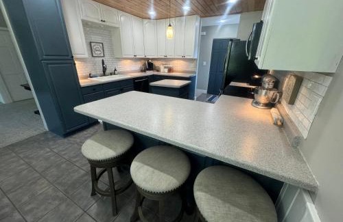 Squaw Lake Station Balnéaire | The River Condos Hot Tub Fireplace Family & Pet Friendly River Front 2 to 6 bedroom condos dock