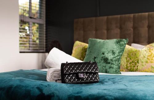 Robertson Maison | The Riverdell