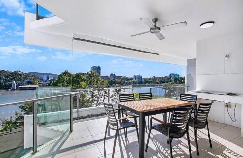 West End Appartement | 'The Riveredge' Chic Resort-Style Luxury near CBD