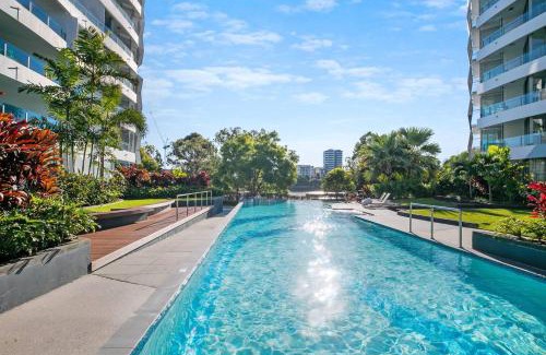 West End Appartement | 'The Riveredge' Chic Resort-Style Luxury near CBD