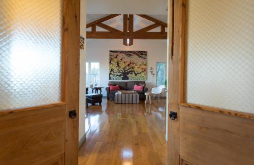 Cypress Banks Lit Et Petit-Déjeuner | The Rivery Retreat, Choose from Luxury Guesthouse Cabin OR Suite in Lake Austin Hill Country