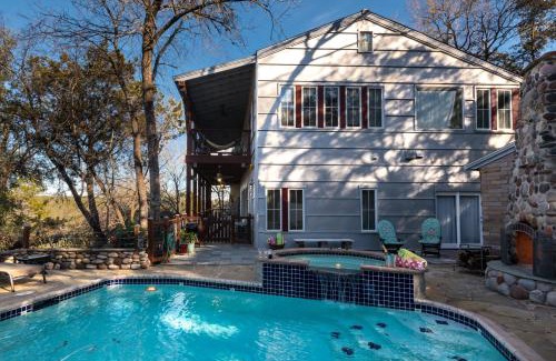 Cypress Banks Lit Et Petit-Déjeuner | The Rivery Retreat, Choose from Luxury Guesthouse Cabin OR Suite in Lake Austin Hill Country