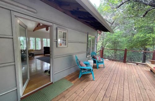 Cypress Banks Lit Et Petit-Déjeuner | The Rivery Retreat, Choose from Luxury Guesthouse Cabin OR Suite in Lake Austin Hill Country