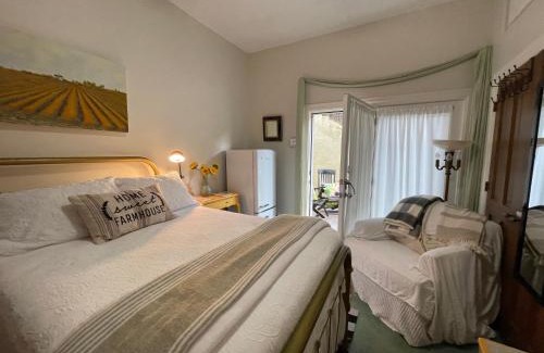 Cypress Banks Lit Et Petit-Déjeuner | The Rivery Retreat, Choose from Luxury Guesthouse Cabin OR Suite in Lake Austin Hill Country