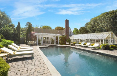 East Patchogue Maison | The Robinson Estate w/Greenhouse, Inground Pool family & pet-friendly