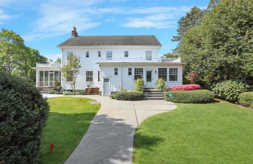 East Patchogue Maison | The Robinson Estate w/Greenhouse, Inground Pool family & pet-friendly