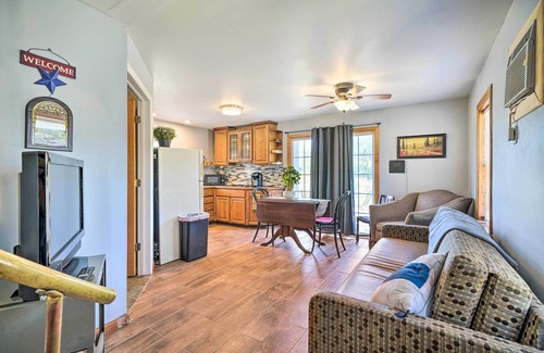 Tower Heights Cottage | NOUVEAU! Cozy Rock Cottage w / Deck -12 Mi à Dwtn Tulsa