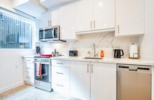 Downtown Toronto Hôtel | The Roland Inviting 2BR Basement Suite in Downtown Toronto