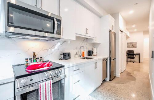 Downtown Toronto Hôtel | The Roland Inviting 2BR Basement Suite in Downtown Toronto