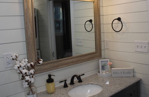 Woodway Appartement | The Romance Retreat - Mins. to Lake Waco, Zoo, Baylor, Silos & Magnolia!
