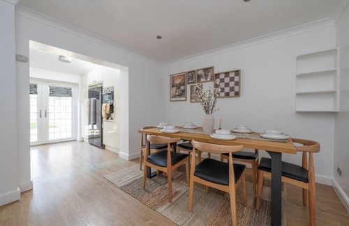 Pettits Maison | The Romford Oasis - Spacious 4 bedroom escape