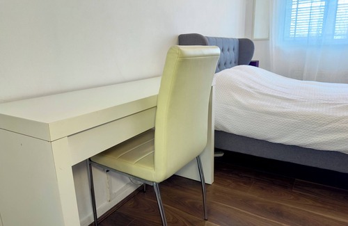 Birmingham City Centre Maison | The room is furnished with a comfortable bed, desk, and high-speed Wi-Fi