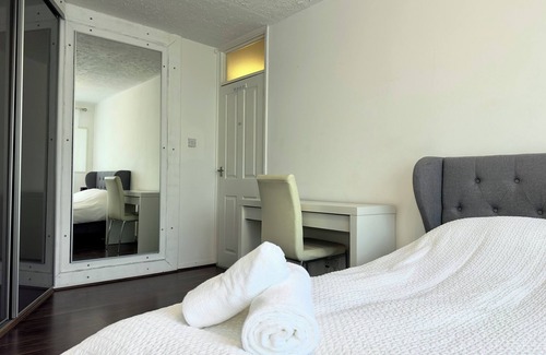 Birmingham City Centre Maison | The room is furnished with a comfortable bed, desk, and high-speed Wi-Fi