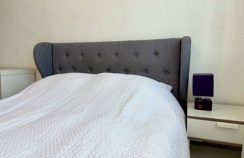 Birmingham City Centre Maison | The room is furnished with a comfortable bed, desk, and high-speed Wi-Fi