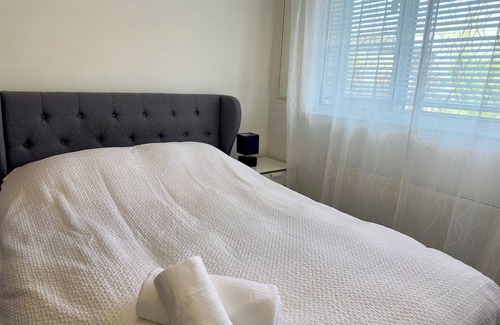Birmingham City Centre Maison | The room is furnished with a comfortable bed, desk, and high-speed Wi-Fi