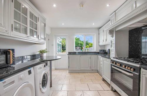 Brands Hatch Maison | The Roost Group - Brands Hatch 6 Bedroom Home