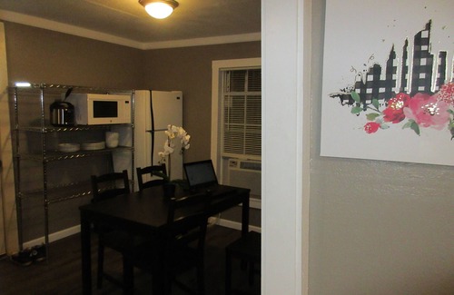 North San Antonio - SAT Maison | The Roost 🐓 - Guest House with Queen bed and Twin futon