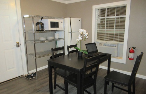 North San Antonio - SAT Maison | The Roost 🐓 - Guest House with Queen bed and Twin futon